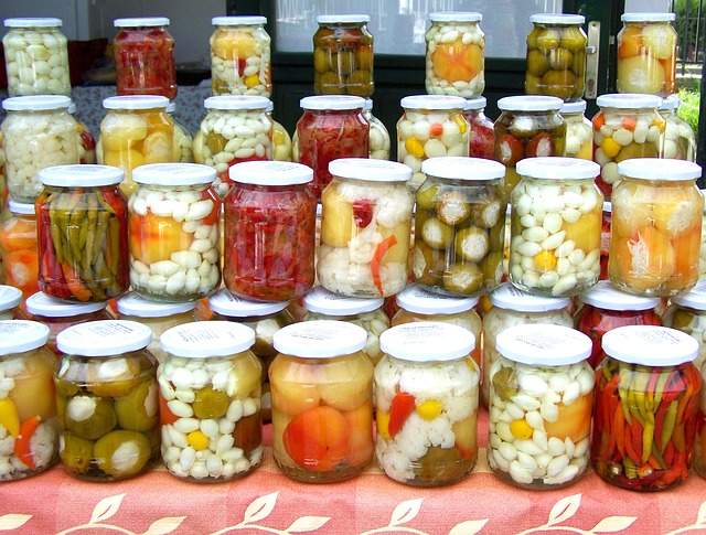 bocaux de pickles légumes en saumure dans des pots de verre
