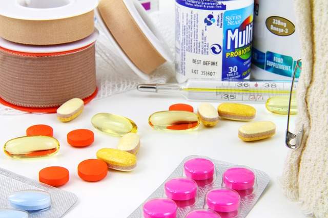 comprimés médicaments vitamines bandages thermomètre