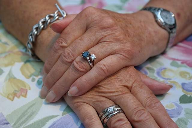 9 Remèdes pour enlever les taches brunes sur les mains naturellement