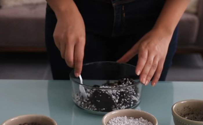 mélanger le terreau, la perlite et les billes d'argile