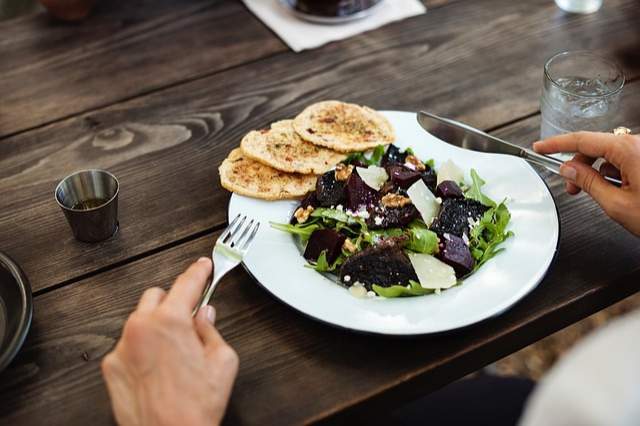 assiette de légumes et salade