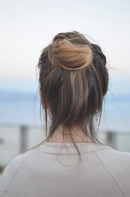 le chignon bun, une coiffure à adopter quand on a les cheveux gras