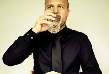 Boire de l'eau à jeun : étapes à suivre et avantages et dangers