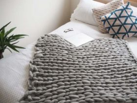 Plaid DIY : tricoter avec les bras une couverture douillette