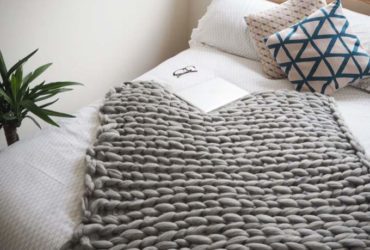 Plaid DIY : tricoter avec les bras une couverture douillette