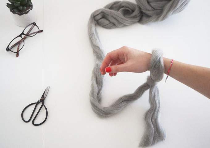 Création de la première maille de la couverture tricotée avec les bras