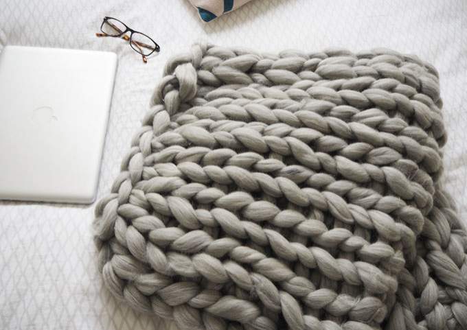 Résultat final de la couverture tricotée avec les bras