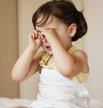 fille qui se frotte les yeux de sommeil