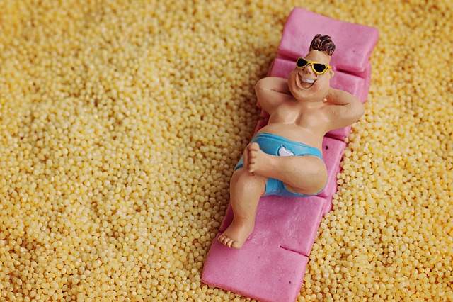 figurine d'un homme sur une chaise longue avec les jables croisées et les mains derrière la tête