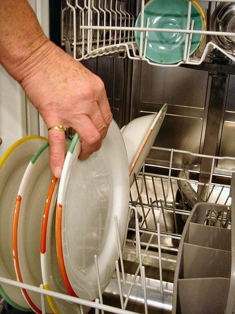 sortir une assiette du lave-vaisselle