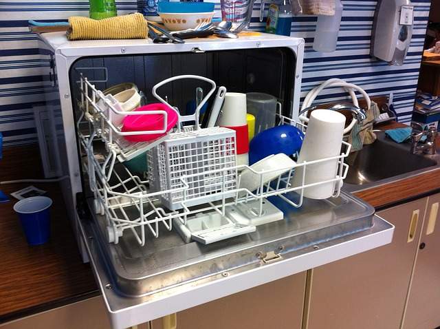petit lave-vaisselle rempli de vaisselle