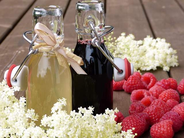 bouteilles de vinaigre framboises et fleurs