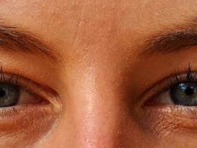 Faites pousser vos cils et obtenez des yeux de biches grâce à ces astuces