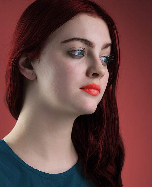 femme de profile avec un beau cou et un beau menton