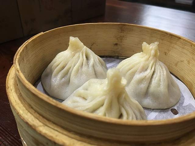 dim sum japonais cuit à la vapeur dans un panier en bambou pour une alimentation légère