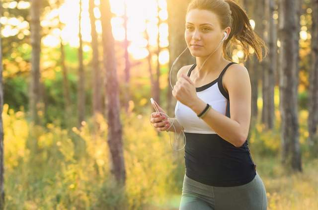 fille qui fait de la course à pied dans un parc