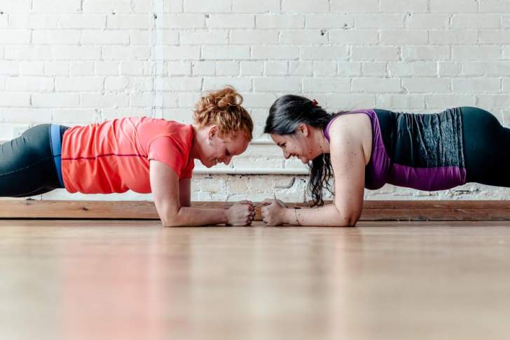 deux femmes face à face en position de gainage