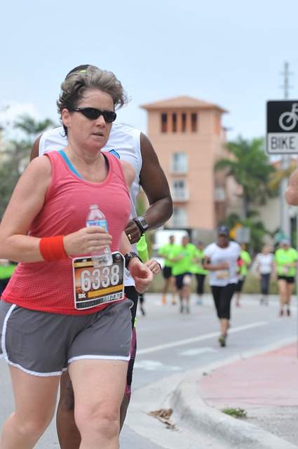 femme d'âge mûr qui fait de la course à pied