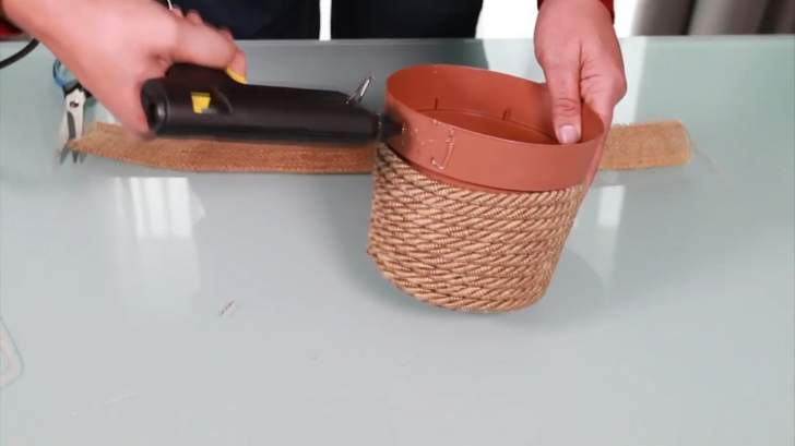 collage de la corde de jute sur le pot de fleur pour une décoration champêtre