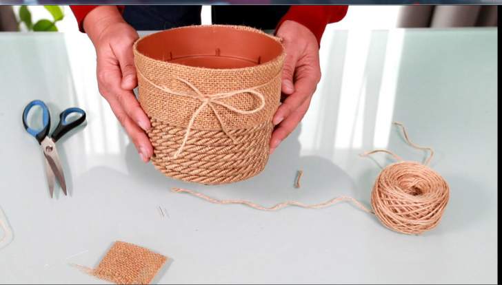 Ficelle de jute nouée autour du pot de fleur pour le décorer