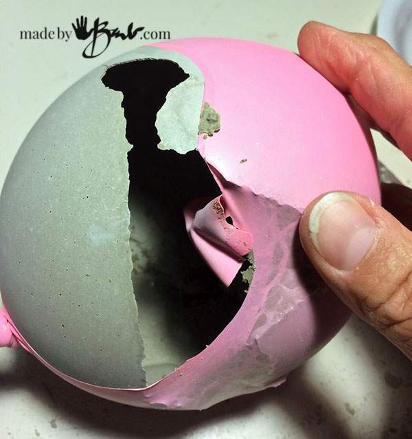 Ballon de baudruche éclaté pour sortir la sphère en béton