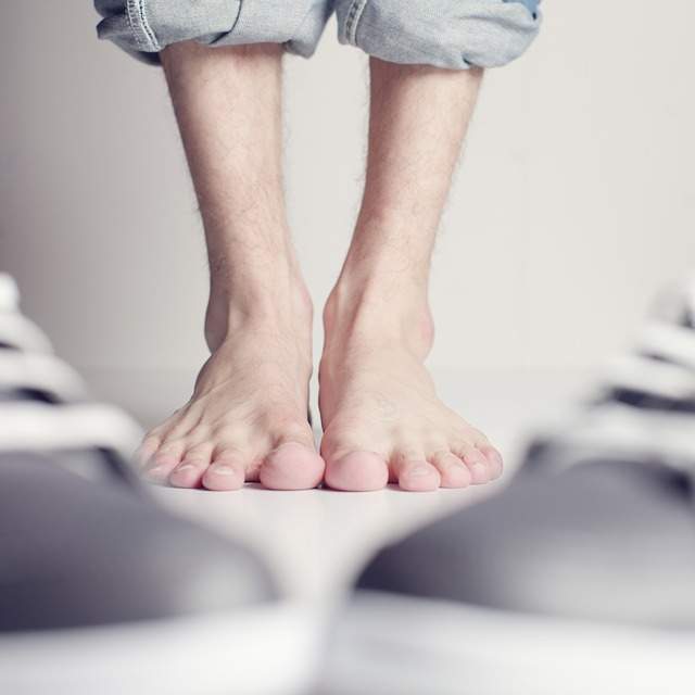 Pieds nus avec des ongles sains