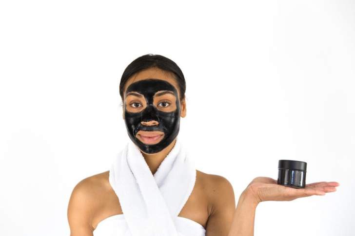 Masque visage au charbon végétal activé