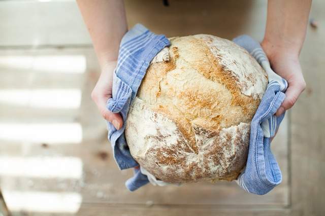 Comment préparer du pain maison au four sans machine