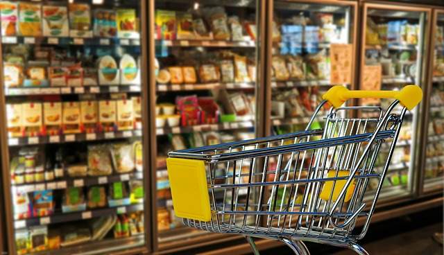 faire les courses avec une liste des ingrédients nécessaire pour préparer les repas de la semaine