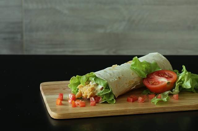 sandwich wrap sur une planche en bois