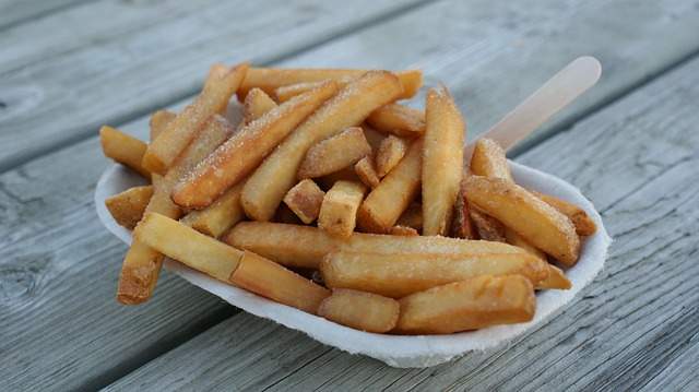 assiette de pommes de terre frites