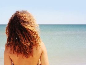 8 conseils pour réparer ses cheveux abîmés après l'été