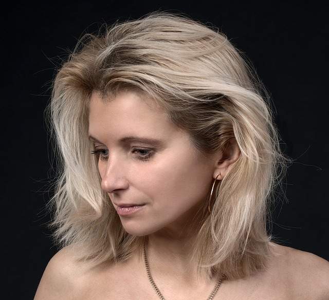 femme d'âge mûr avec un joli teint