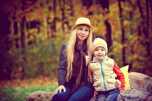 maman et son enfants heureux dans un parc