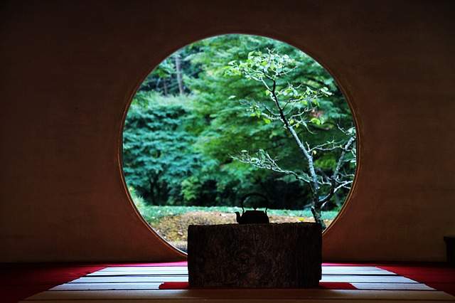 décor japonais, fenêtre sur jardin zen