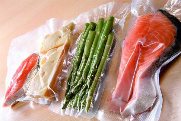 Astuce pour mettre les aliments sous vide sans machine et sans aspirateur