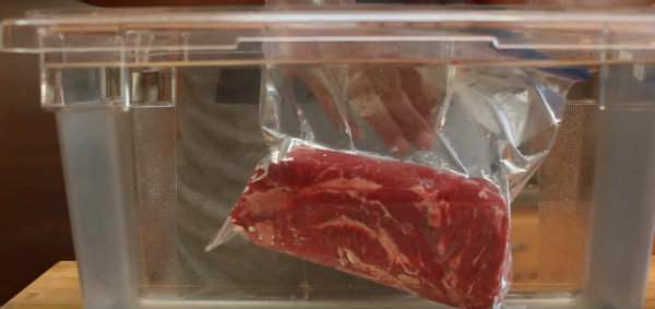 viande dans un sac de congélation mise sous vide avec une bassine d'eau