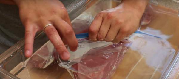 refermer le sac de congélation mis sous vide sans machine