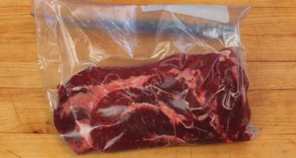 viande dans un sac de congélation mise sous vide sans machine ni aspirateur