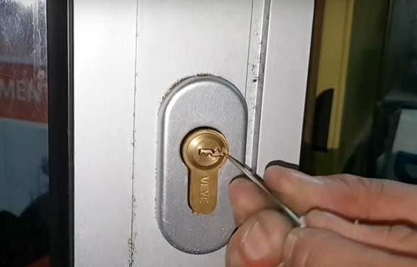 introduire une aiguille sur le côté du trou de clé de la serrure