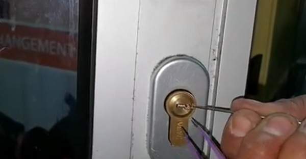 retirer le bout de clé cassé dans la serrure à l'aide d'une pince à épiler