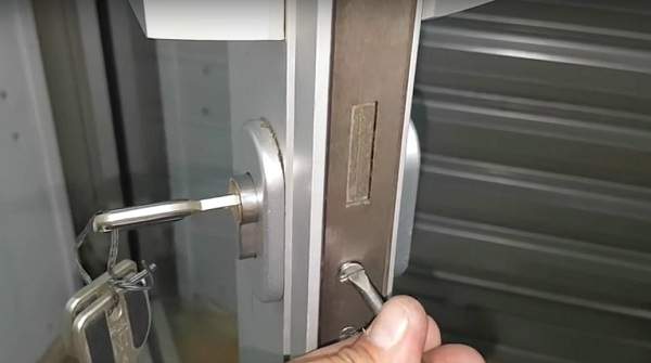 dévisser la vis sur le côté de la serrure pour changer de cylindre