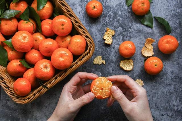 9 Astuces à faire avec des épluchures des fruits et des légumes