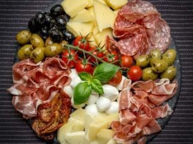 Comment composer un plateau de charcuterie qui soit beau et bon