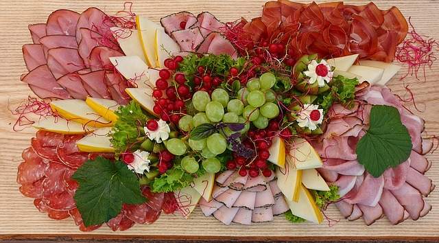 beau plateau de charcuterie avec des fruits présenter un plateau de charcuterie