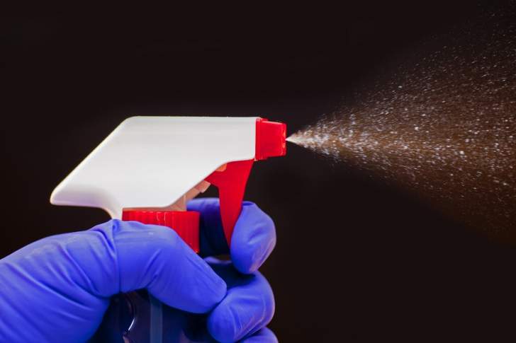 détergent en spray naturel et gants de ménage