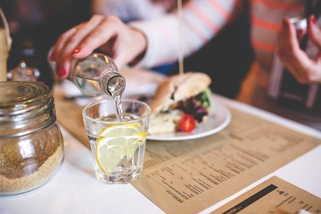 remplir un verre d'eau table de repas