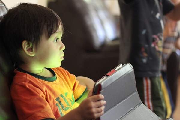 enfant de 3 as avec une tablette