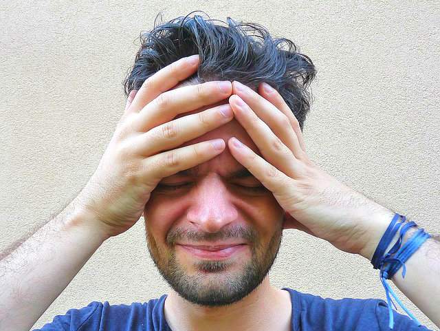 migraine jeune homme qui a mal à la tête