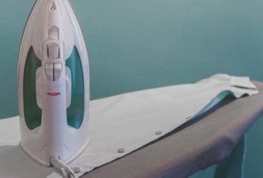 Comment enlever les traces blanches et brillantes du tissu lustré par le repassage